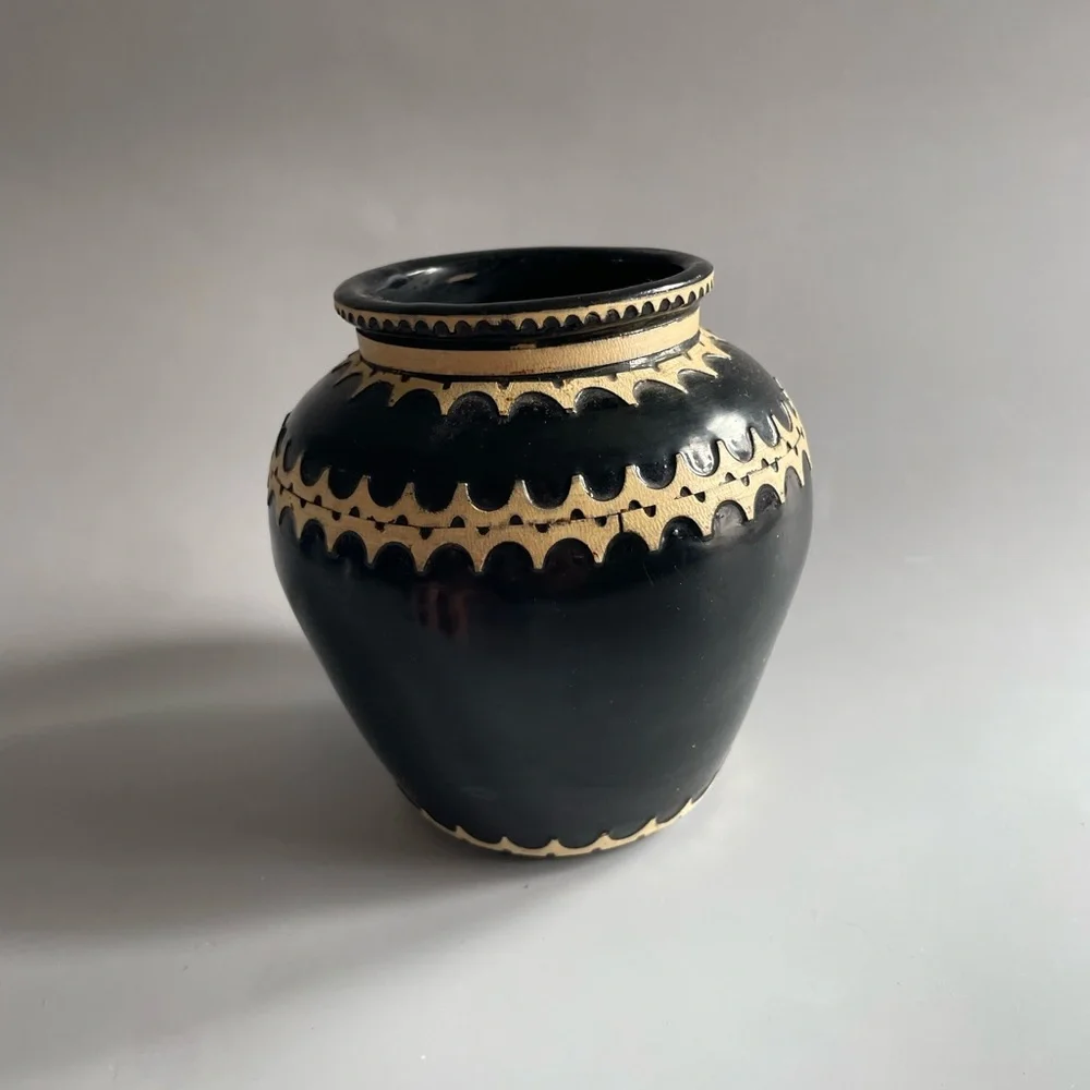 Vintage Mata Ortiz Sgraffito Pottery Vase with Etched Scallop Mexican Folkart